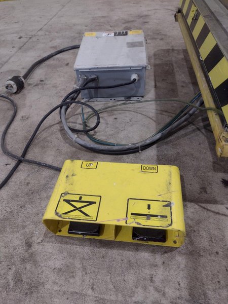 3500 LB X 60" X 36" SOUTHWORTH HYDRAULIC SCISSOR LIFT TABLE WITH ROLLER TOP: STOCK #20932