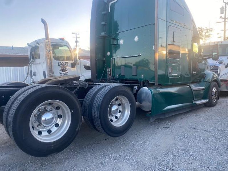 Kenworth T680 76” High-Roof Sleeper Truck, 2017 – PACCAR MX-13, Automated Transmission, Tandem Axle
