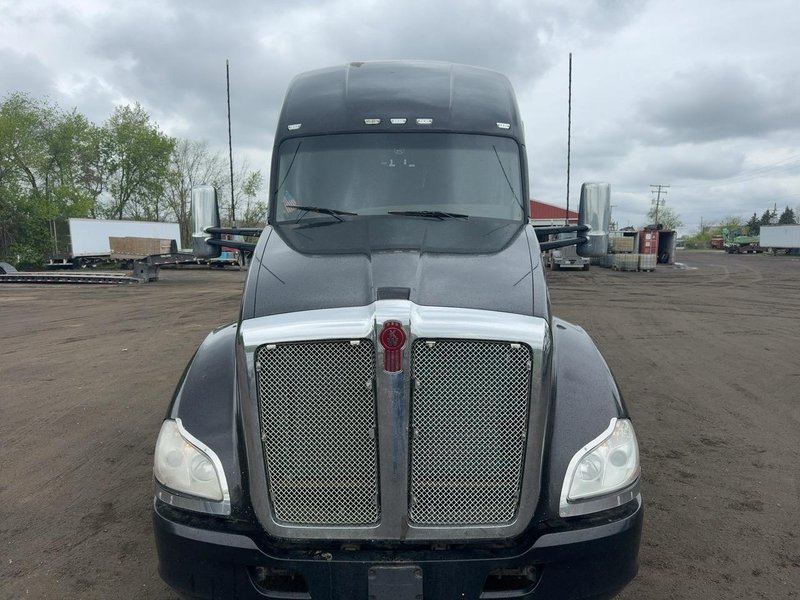 2020 Kenworth T680 76″ Sleeper – PACCAR MX-13 455HP – Eaton 12-Speed Auto – Double Bunk