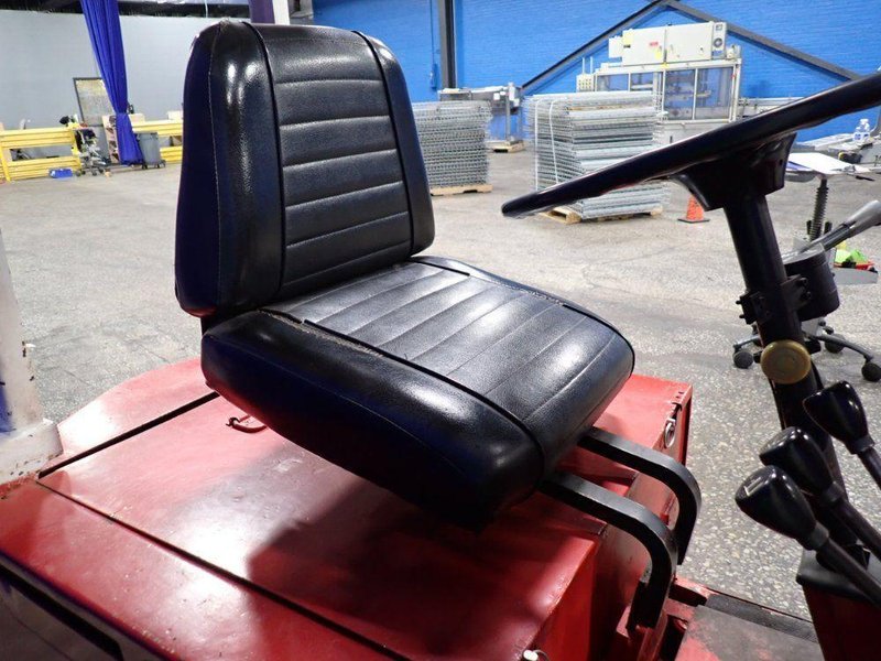 CATERPILLAR 3000 LBS ELECTRIC FORKLIFT  -  MC30