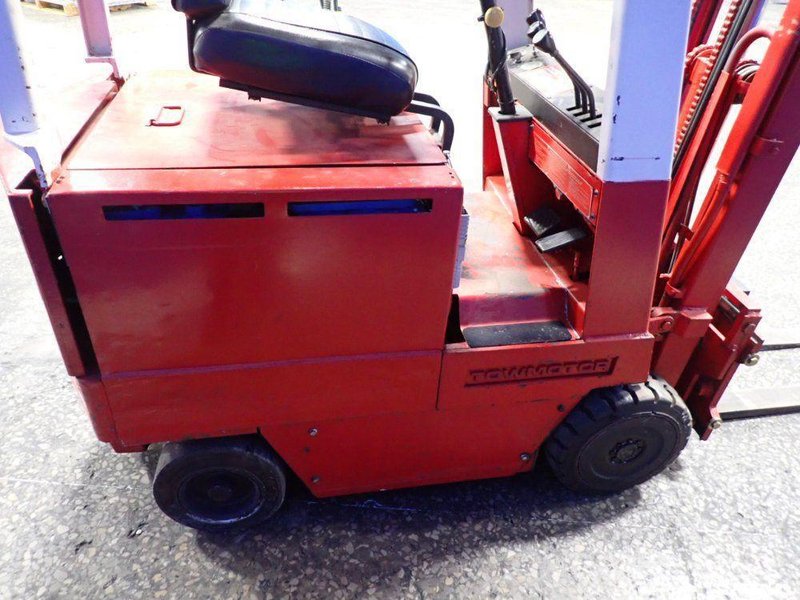 CATERPILLAR 3000 LBS ELECTRIC FORKLIFT  -  MC30