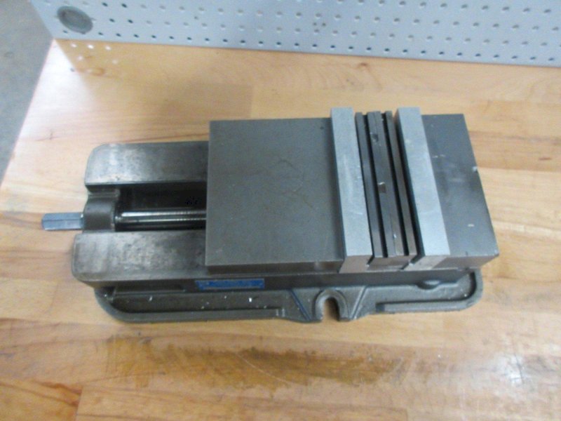 Kurt D675 6&quot; Machine Vise with Aluminum and Hard Jaws- Auction Item