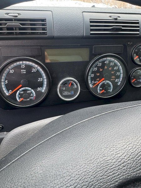 2014 Freightliner Cascadia Day Cab Semi Truck w/ APU – Detroit DD15 455HP, Eaton Fuller 10-Speed, Tandem Axle Class 8 Highway Tractor