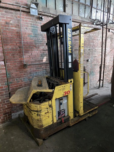 3,000 LB HYSTER R30ES LIFT TRUCK. STOCK # 0983326