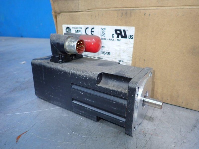 ALLEN BRADLEY .62 KW AC SERVO MOTOR  -  MPL-A220T-V074AA