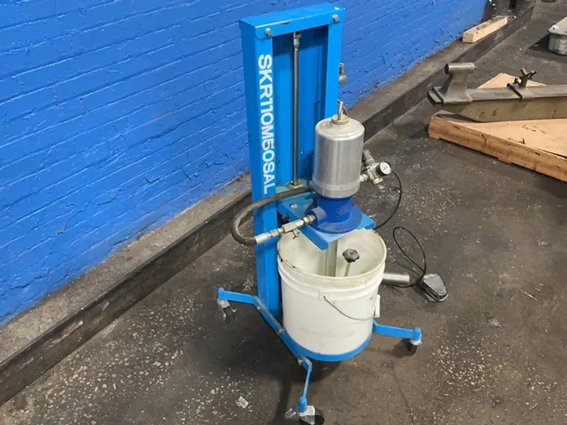 YAMADA 50:1 RATIO AIR-POWERED GREASE PUMP  -  SKR110M50SAL