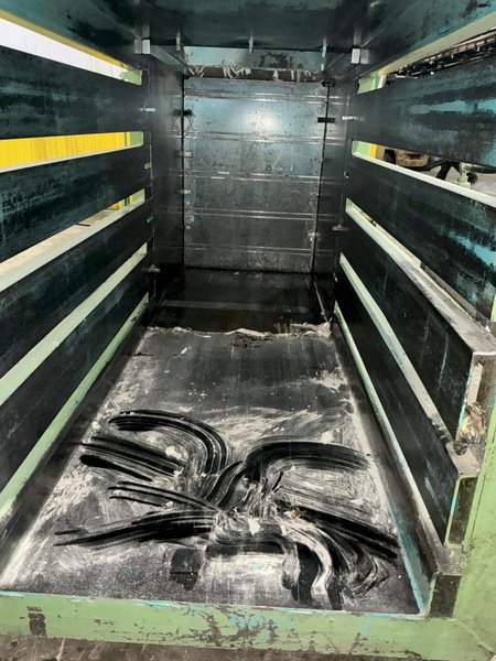 30" X 42" BALEMASTER CLOSED DOOR HORIZONTAL HYDRAULIC BALER: YOBRO #25088