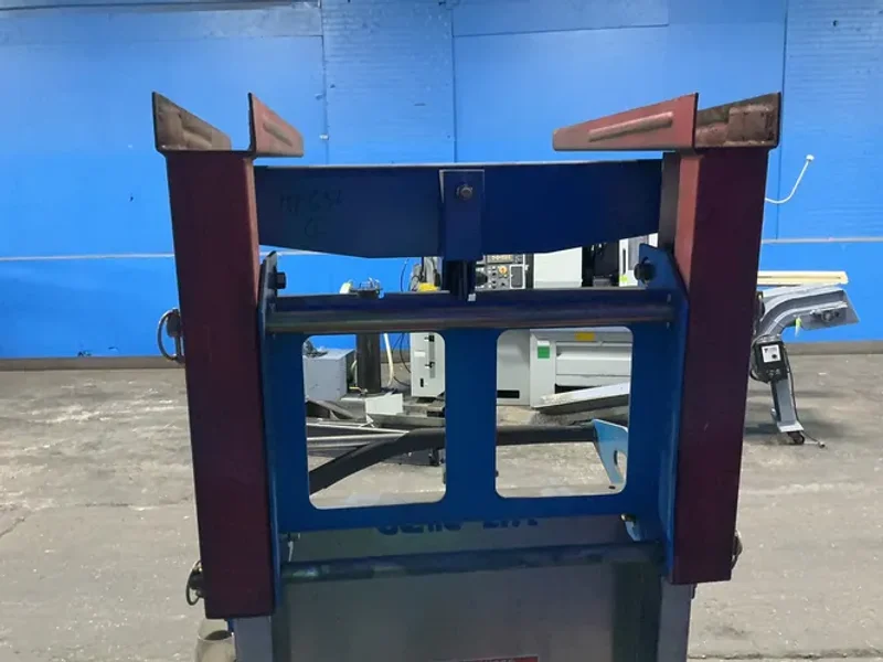 GENIE 500 LBS HAND CRANK LIFT  -  GL-4