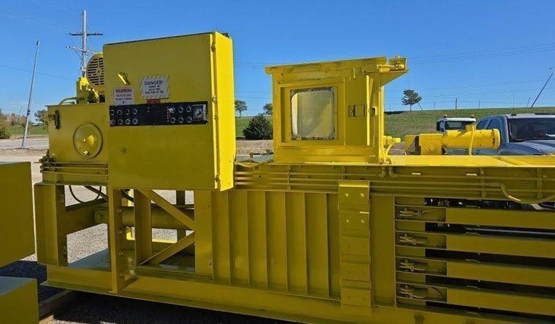30&quot; X 36&quot; SELCO MODEL #HSO-107-A AUTO-TIE HORIZONTAL HYDRAULIC BALER: YOBRO #24559