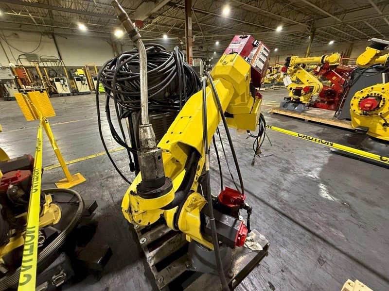 FANUC – ArcMate 120iC w/ R-30iA Controls &amp; Lincoln i400 Weld Package USED