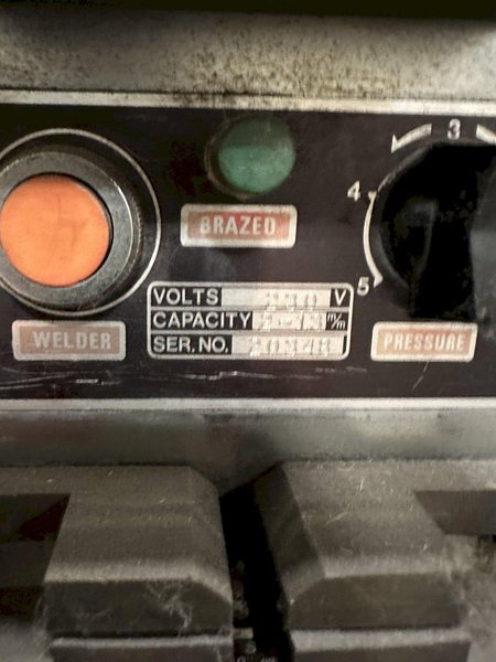 9" X 36" JET VBS-900 VERTICAL BANDSAW. STOCK # 0642623