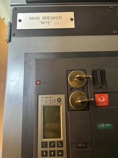 Square D 1600 Amp 2200v 700v 50ka Delta Wye Main Breaker Switchgear