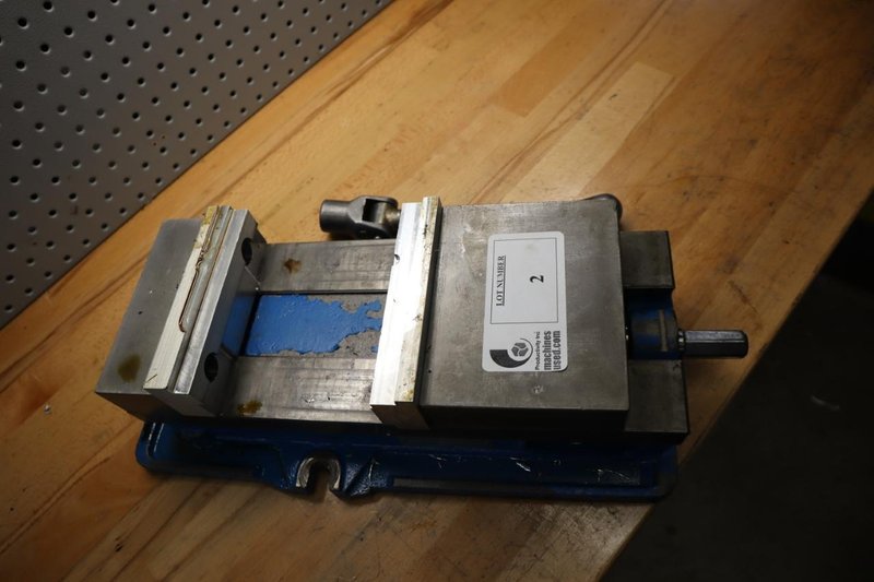 Kurt D-675 6&quot; Machine Vise w Handle and Aluminum Jaws- Auction Item