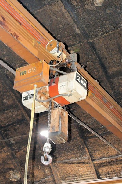 3 TON CAPACITY OVERHEAD BRIDGE CRANE W/ 2-TON COFFING CHAIN HOIST: YOBRO #24130
