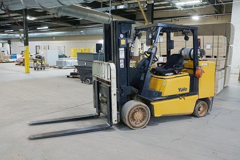 11,000 LBS YALE MODEL #GLC120 BOX-CAR SYTLE LP GAS FORKLIFT: YOBRO #24713