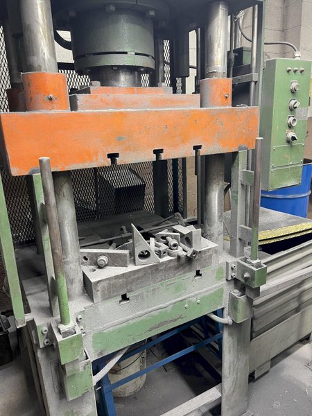 Hammond 50 ton 4 post hydraulic press with top mounted hydraulic system, 20" x 24" bolster, 7" ram, 20" l to r, 14 1/2" f to b, t slotted upper and lower, belt discharge