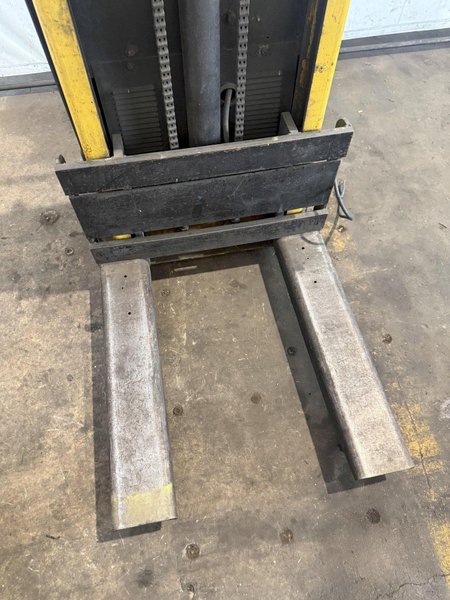 BIG JOE 2018-R7 ELECTRIC WALK-BEHIND LIFT. STOCK # 0430026