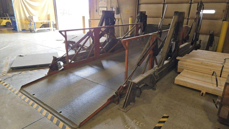 10,000 LBS SUPERIOR HANDLING EQUIP PRO SPEED-LIFT HYDRAULIC LOADING DOCK LIFT RAMP: STOCK #23686