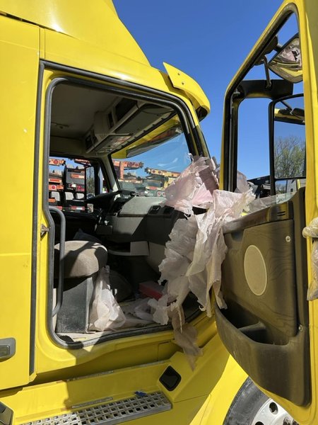 Volvo VNL Day Cab Semi Truck, 2017 – Volvo D13, I-Shift, Air Ride