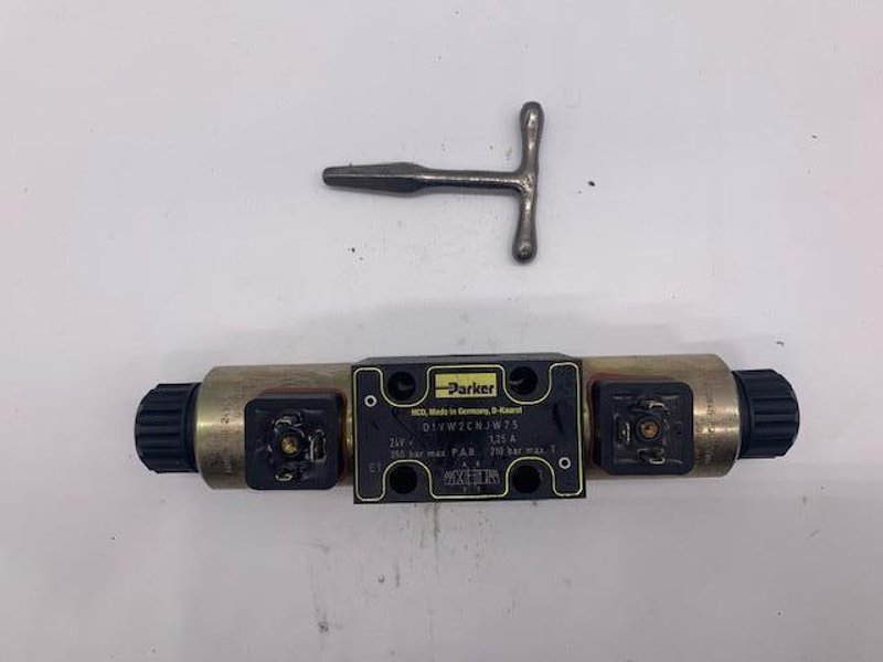 24V 5000/3000PSI PARKER DIRECTIONAL VALVE: STOCK #15262