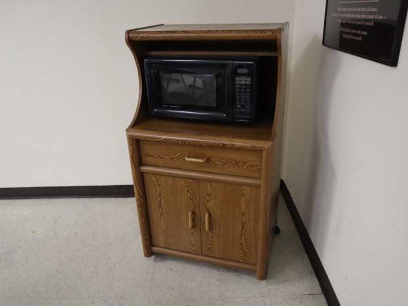 Amana Turntable Microwave with Wooden Hutch- Auction Item