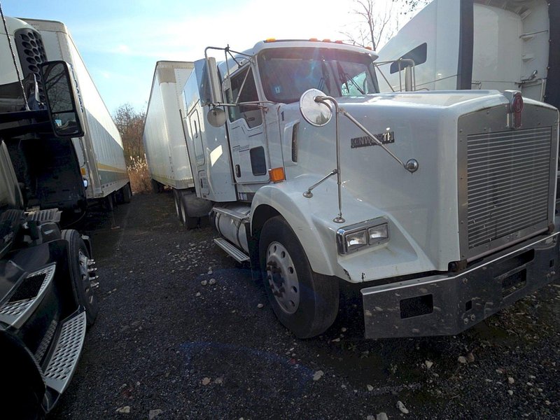 Kenworth T800 AeroCab Legacy Sleeper Truck, 2013 – Paccar Engine, Eaton Fuller Transmission