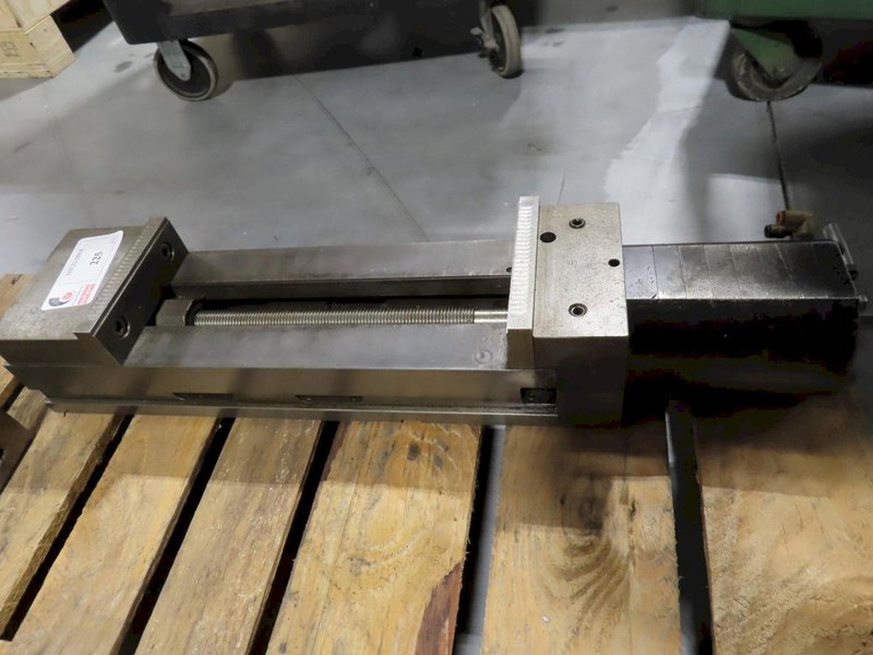 Kurt 6XLPLSS Extra Capacity 6" Air Machine Vise with Jaws- Auction Item