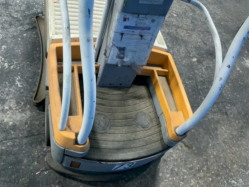 CROWN 300 LBS WAVE WORK ASSIST VEHICLE LIFT  -  WAV50-118