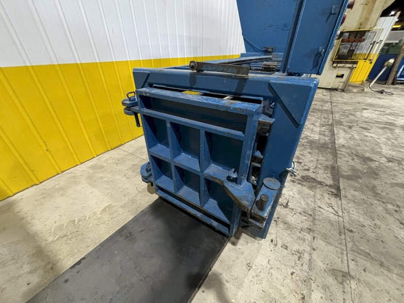 30&quot; X 72&quot; INTERNATIONAL MODEL #1272-HD HORIZONTAL HYDRAULIC CLOSED DOOR BALER: STOCK #21346
