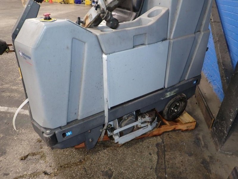 ADVANCE 40" FLOOR SCRUBBER  -  3200C