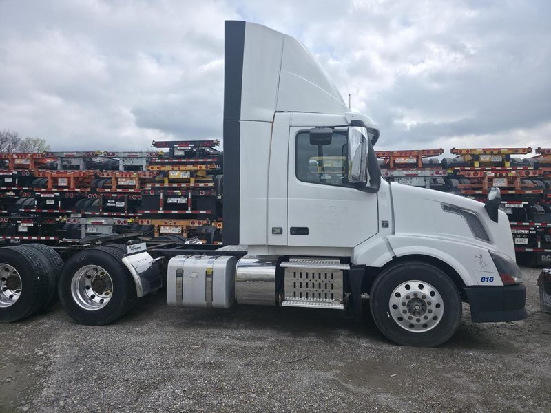 Volvo VNL Day Cab Semi Truck, 2015 – Volvo D13, I-Shift, Air Ride