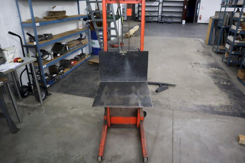 Economy Model MV-54 Rolling Manual Die Lift Cart, 750 lb Capacity, 18" Load Center, 54" Max Lift Height- Auction Item