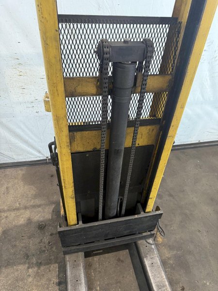 BIG JOE 2018-R7 ELECTRIC WALK-BEHIND LIFT. STOCK # 0430026