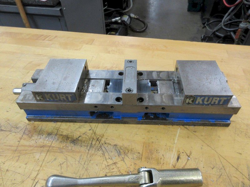Kurt DL-400 4&quot; Double Lock Machine Vise with Handle- Auction Item