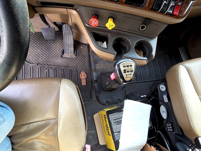 Kenworth T680 Sleeper Truck, 2015 – PACCAR MX-13, Automated Transmission, 76″ Sleeper