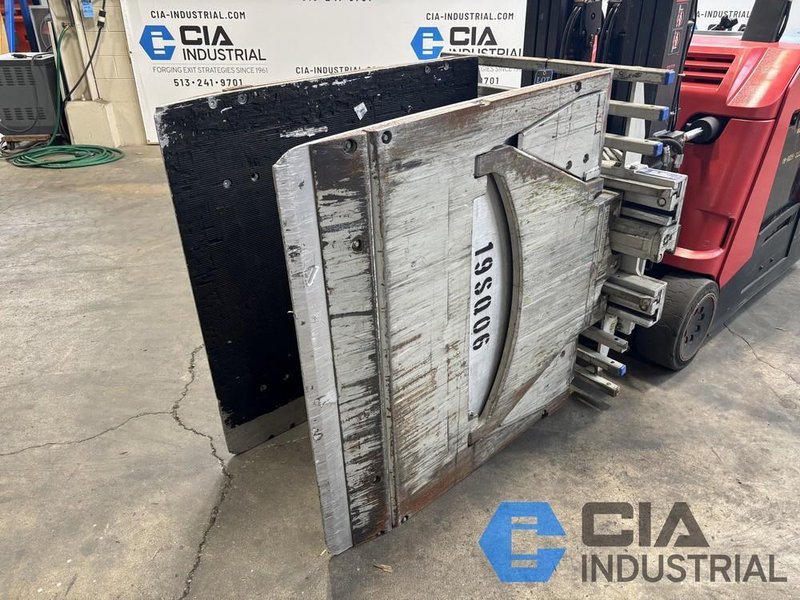 2019 - 2,500 LB. CASCADE MODEL 25D35065 ROTATING HYDRAULIC CARTON CLAMP ATTACHMENT