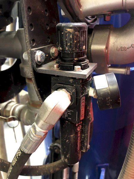 Xtractor XR2500SHD Garnet Removal System equipped with 3000 Lb Capacity, Sandpiper Pump, Hydraulic Dump, Mounting Frame