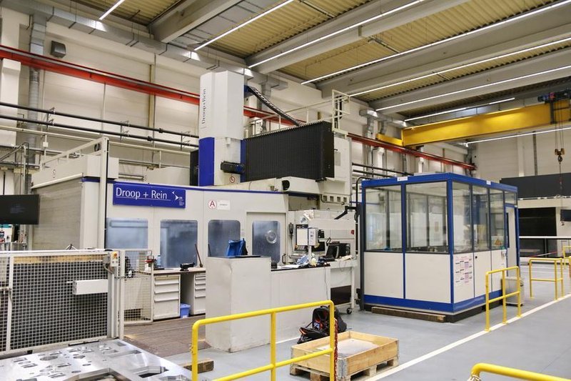 Droop + Rein TFS 22-40 DT D40 P CNC 5-Axis Planer Type Milling Machine, 2007 – Dual Chip Conveyors, Through Spindle Coolant, Probe, Rotary Table