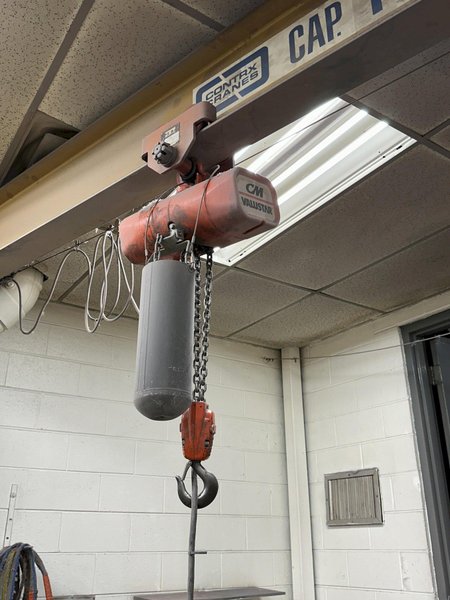 1 TON X 10&#039; ARM CONTRX MODEL #WMCC210 WALL MOUNTED SWING JIB CRANE &amp; 1 TON CM HOIST: STOCK #21826