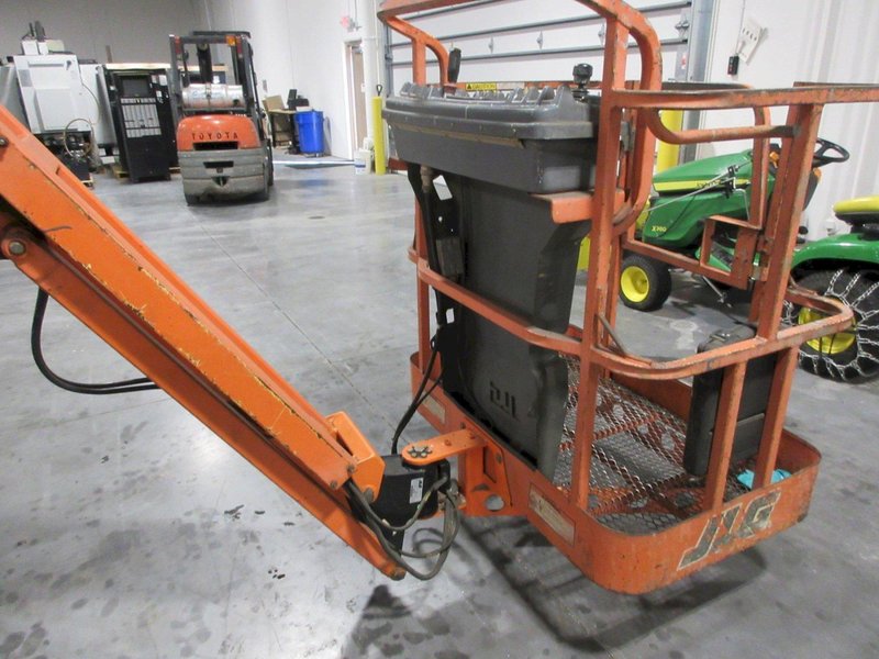 JLG E300AJ 30' Electric Articulating Boom Lift, 48V, 500 lb Capacity- Auction Item