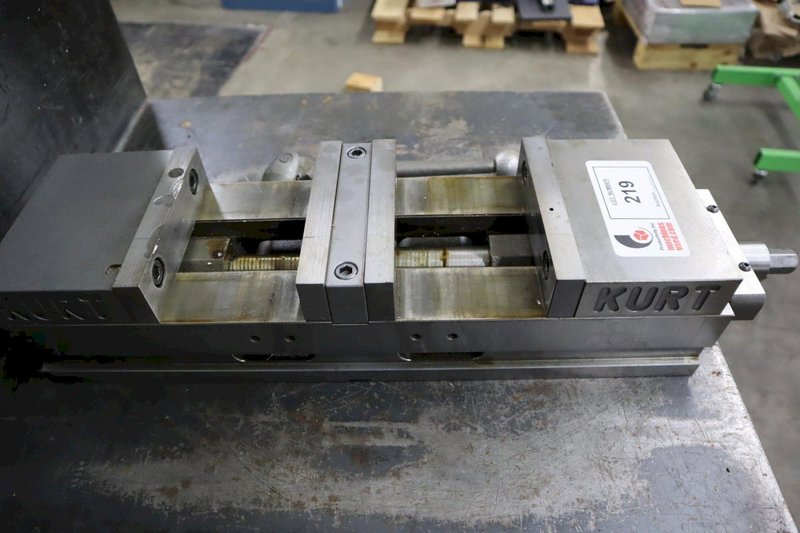 Kurt DL-600 6" Double Lock Machine Vise with Hard Jaws and Handle- Auction Item