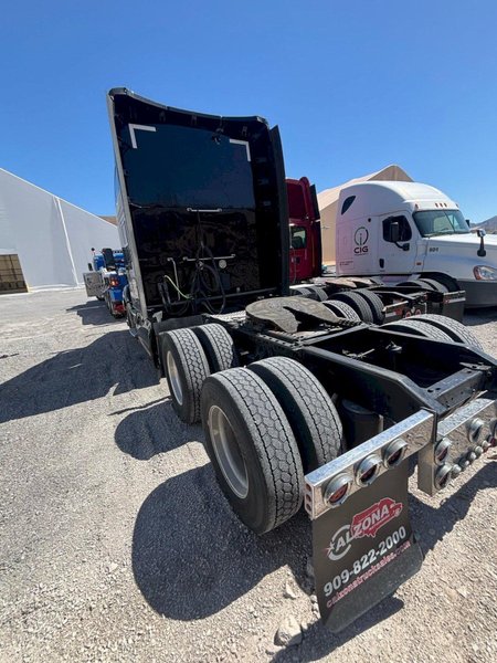 Kenworth T800 Sleeper Truck, 2019 – Heavy-Duty 6×4 Semi Tractor, Cummins/PACCAR Power, Sleeper Cab