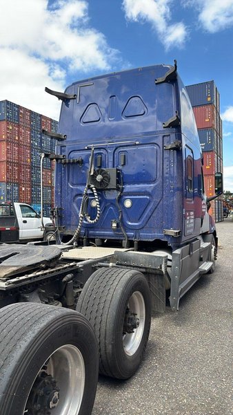 Freightliner Cascadia 126 Raised-Roof Sleeper Truck, 2020 – Detroit DD15, DT12 Automatic, Tandem Axle