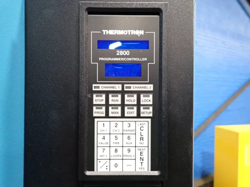 THERMOTRON 37 AMPS ENVIROMENTAL TEST CHAMBER  -  SM-27