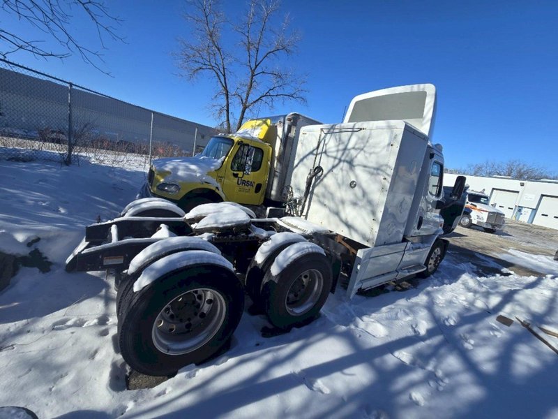 2015 Freightliner Cascadia Day Cab Semi Truck w/ APU – Detroit DD15 455HP, Eaton Fuller 10-Speed, Tandem Axle Class 8 Highway Tractor