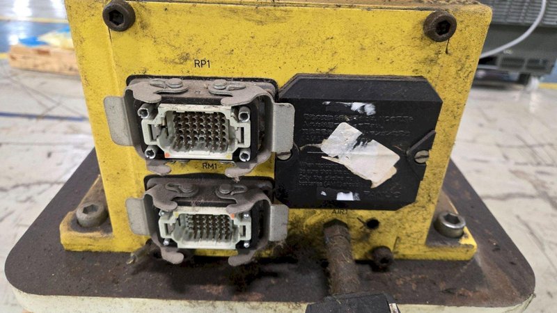 FANUC M-16IB/20 + R-J3IB ROBOT ARM AND CONTROL PANEL NO TEACH PENDANT USED