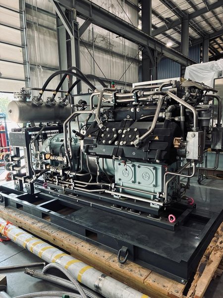 270 HP Sauer Helium Reciprocating Compressor WP6208, 2023