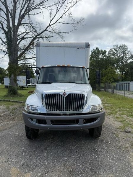International 4300 Medium-Duty Straight Truck, 2018 – 24′ Box Truck, Cummins Diesel, Allison Automatic