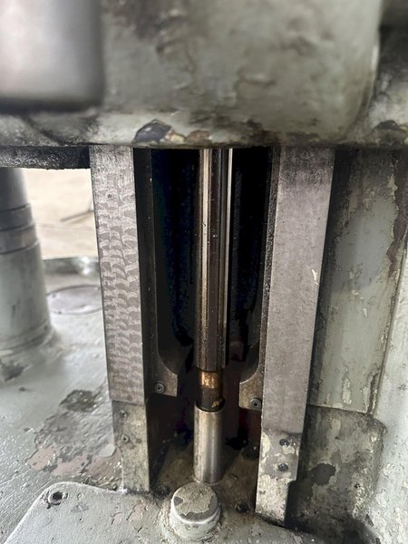 CINCINNATI NO. 4 VERTICAL MILL. STOCK # 0261724.