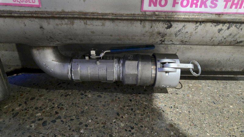 SNYDER INDUSTRIES SUPERTAINER 350 GALLON IBC TANK USED